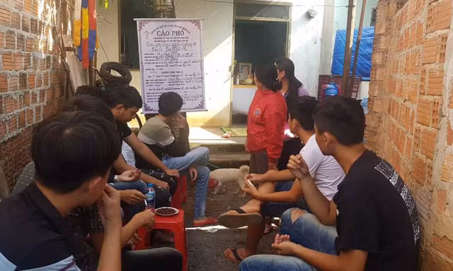 Gia đình tổ chức tang lễ cho anh Phi
