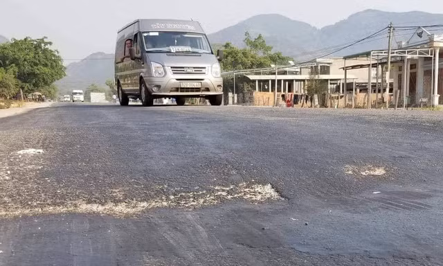 Đoạn quốc lộ 19 qua huyện Đắk Pơ có nhiều gờ cao nguy hiểm