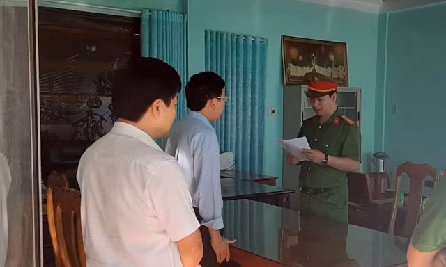 Công an đọc lệnh bắt ông Nguyễn Hồng Lam (đeo kính).