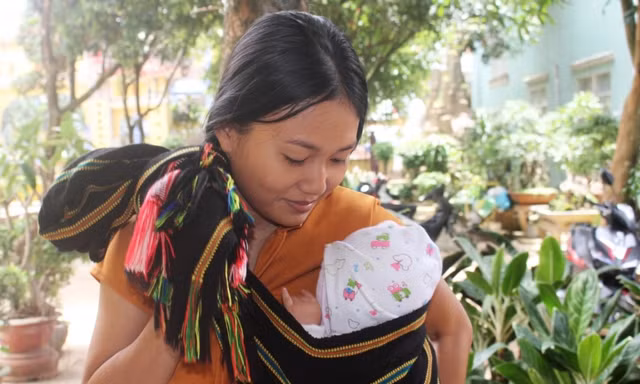 Siu H’Đanil và con trai 3 tháng tuổi