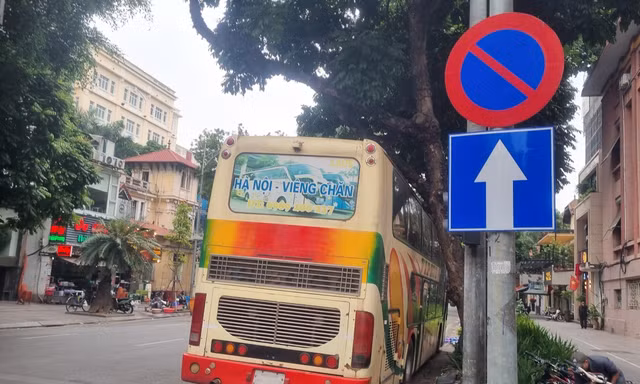 Công an nói gì về ô tô mang biển Lào ‘nằm lì’ trên phố gần một năm?
