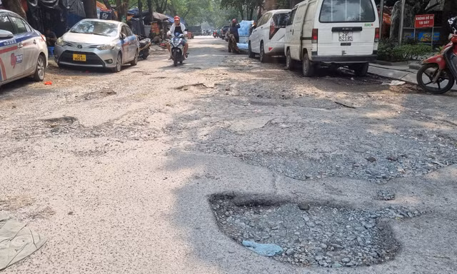 Đường tại trung tâm quận Cầu Giấy, Hà Nội "nát như tương"