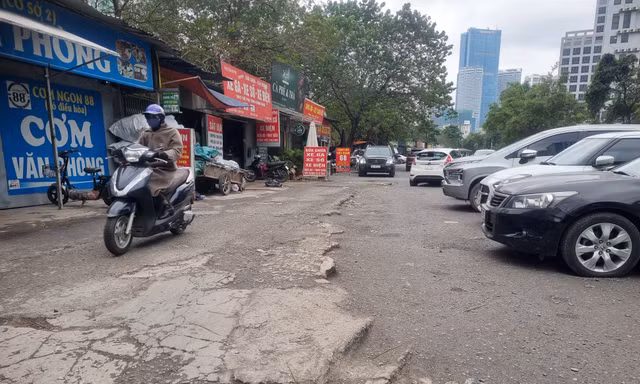 Đoạn đường bộ trước Cục Đường bộ nhếch nhác, đầy rác thải