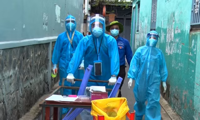 Chiếc xe ba gác nhỏ gọn có thể len lỏi vào các con hẻm nhỏ của quận Tân Bình, TPHCM để lấy mẫu xét nghiệm COIVD-19 cho người dân.