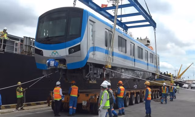 Đoàn tàu Metro số 1 cập cảng Khánh Hội năm 2020.