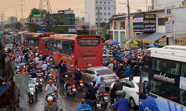 Giao thông TPHCM hỗn loạn sau cơn mưa lúc rạng sáng