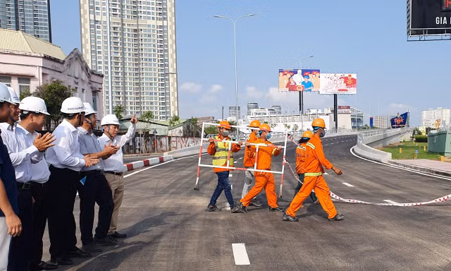 Sáng 30/4, dự án cải tạo, nâng cấp đường Nguyễn Hữu Cảnh, quận Bình Thạnh, TPHCM chính thức hoàn thành, thông xe.