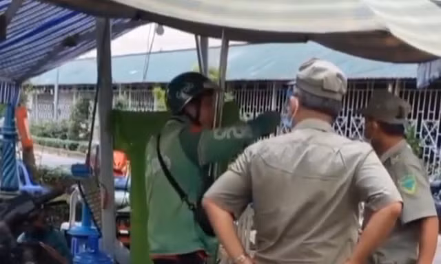 Tài xế giao hàng bị hai bảo vệ dân phố tát vào mặt.