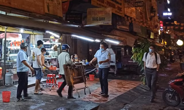 Lực lượng chức năng thu giữ bàn ghế của nhiều quán vìa hè vi phạm.
