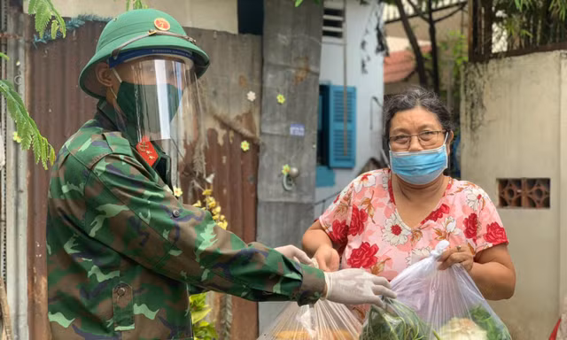 Ngày 23/8, Ban chỉ huy Quân sự TP Thủ Đức, TPHCM đã triển khai chương trình 'đi chợ hộ' để mua lương thực, nhu yếu phẩm giúp người dân.