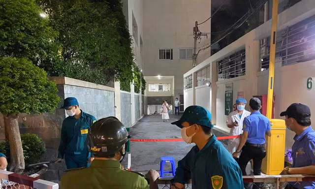 Lối ra vào bệnh viện được phong tỏa nghiêm ngặt.