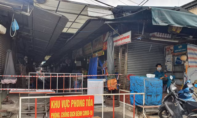 Ngày 5/7, lực lượng chức năng quận 1, TPHCM đang phong tỏa chợ Tân Định để điều tra dịch tễ, thực hiện các biện pháp phòng chống COVID-19.