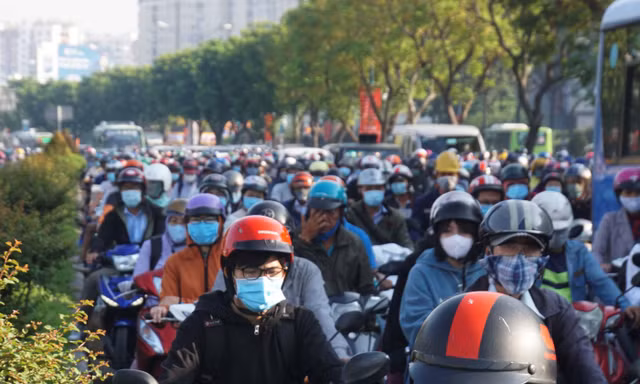 Sáng 4/5, ngày làm việc đầu tiên sau kỳ nghỉ lễ, rất đông người dân từ các địa phương trở lại TPHCM.