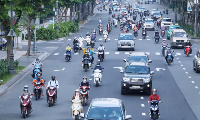 Ghi nhận của phóng viên, từ sáng sớm, người dân từ khu vực ngoại thành đổ về trung tâm TPHCM khá đông.