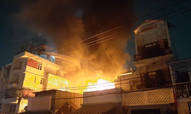 Ngôi nhà bốc cháy dữ dội.