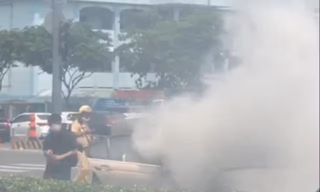 Xe ô tô bốc khói nghi ngút khi đang chạy.