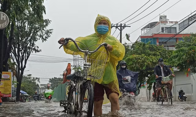 Sáng 25/5, mưa lớn trên diện rộng kéo dài nhiều giờ ở TPHCM gây ngập úng nhiều nơi. 