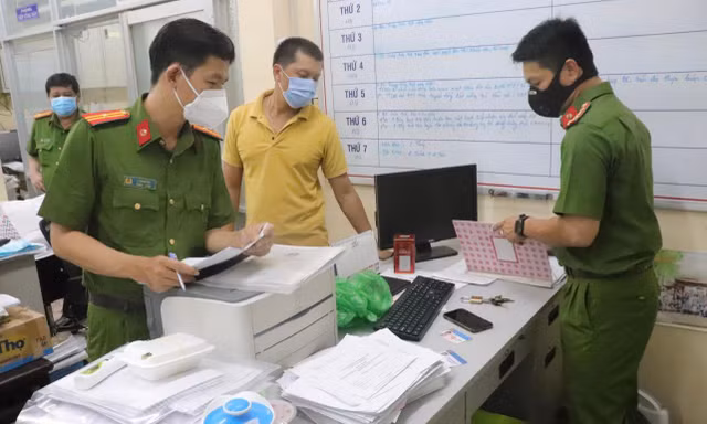 Công an khám xét nơi làm việc của Thảo.