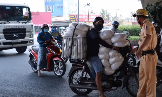 CSGT dừng các phương tiện có dấu hiệu vi phạm để kiểm tra.