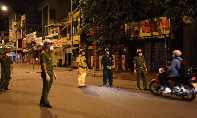 Tối 26/7, TPHCM chính thức áp dụng lệnh cấm người dân ra đường sau 18 giờ, trừ các trường hợp được cho phép để phục vụ phòng chống dịch bệnh COVID-19 đang diễn biên phức tạp.