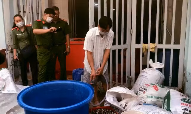 Người đàn ông dùng hóa chất công nghiệp để tăng trọng lượng thịt ốc.