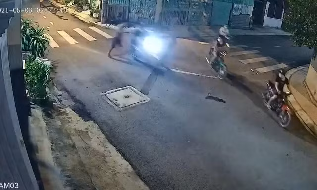 Nhóm cướp tẩu thoát sau khi tấn công nạn nhân, cướp xe máy.