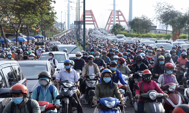Cửa ngõ Sài Gòn kẹt xe kinh hoàng ngày làm việc đầu năm 2021