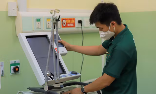 Thần tốc lập Trung tâm điều trị bệnh nhân COVID-19 vừa và nặng trong Quân y viện