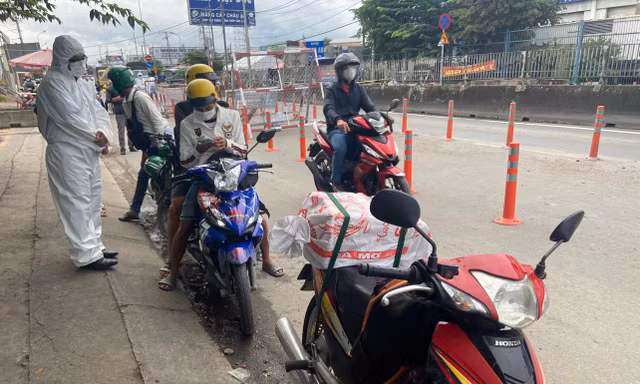 Ngày 12/10, nhiều người dân các tỉnh miền Tây đã chạy xe máy trở lại TPHCM.