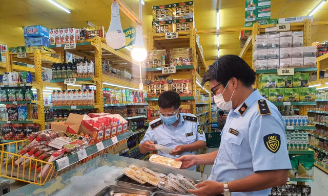 Lực lượng Quản lý Thị trường kiểm tra niêm yết giá trên các sản phẩm ở Bách Hóa Xanh.