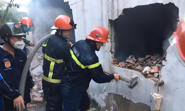 Nhà kho ở TPHCM bốc cháy ngùn ngụt lúc rạng sáng