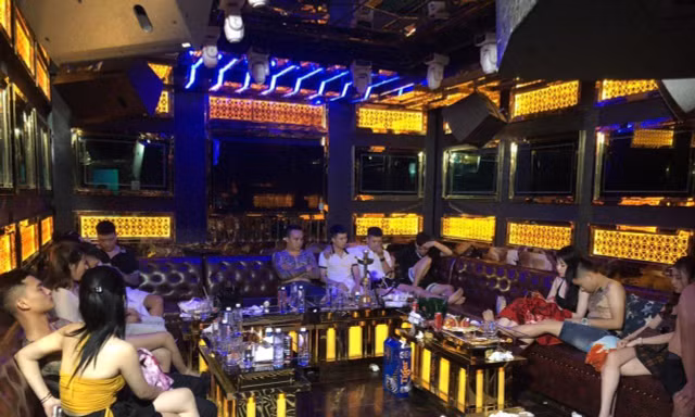 Hàn chục người bay lắc trong quán karaoke Victory.