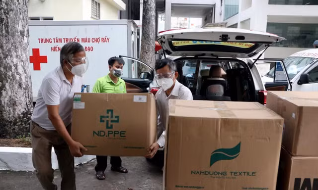 Đại diện EVNSPC và Báo Tiền Phong chuyển khẩu trang, đồ bảo hộ đến Bệnh viện Chợ Rẫy.