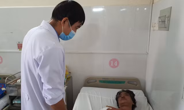 Ông Tâm đang được các bác sĩ chăm sóc tích cực.