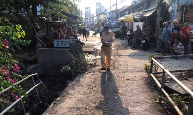 Lực lượng chức năng điều tra vụ việc.