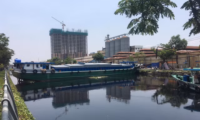 Chiếc sà lan mắc kẹt ở kênh Tàu Hủ.