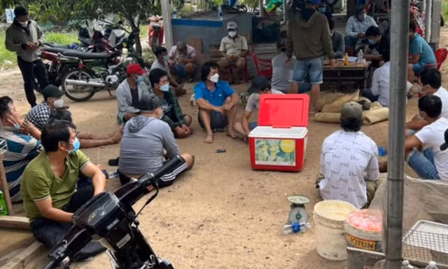 Công an xuất hiện tại sới gà, hàng chục người tháo chạy thục mạng 