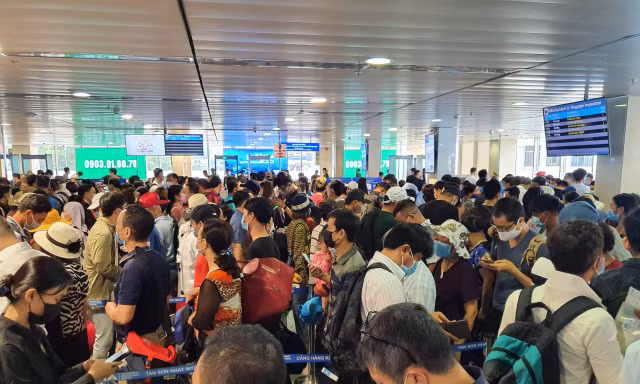 Hàng nghìn người xếp hàng chờ qua cửa an ninh ở sân bay Tân Sơn Nhất