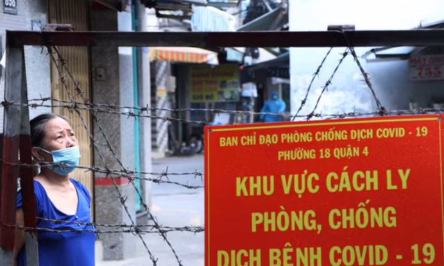 Chiều 25/6, lực lượng chức năng quận 4, TPHCM đang phong tỏa hẻm 830, hẻm 890 đường Đoàn Văn Bơ và hẻm 76, đường Tôn Thất Thuyết để phun khử khuẩn, điều tra dịch tễ sau khi phát hiện 50 trường hợp dương tính với SARS-CoV-2.