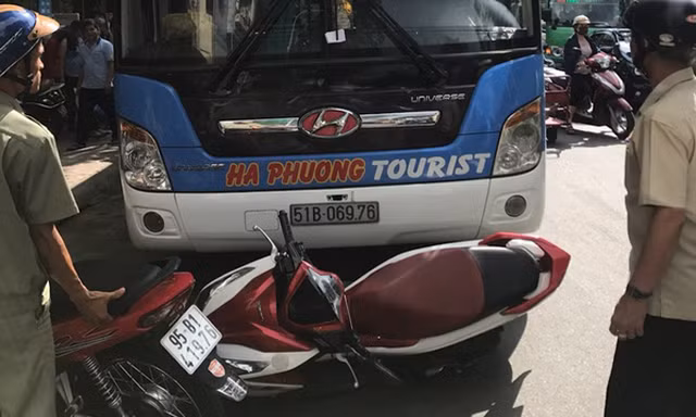 Chiếc xe máy của ông Đạt bị xe khách tông đổ. Ảnh: Dân Trí.
