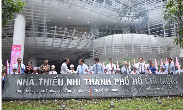 Các vị lãnh đạo T.Ư và TPHCM cắt băng khánh thành công trình nâng cấp Nhà thiếu nhi TPHCM.