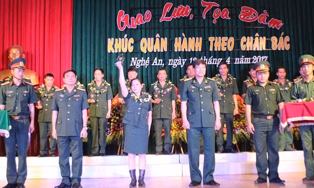 Lãnh đạo, chỉ huy Sư đoàn 324 tặng cup cho 26 điển hình tiên tiến.