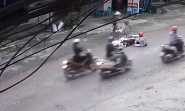 Cô gái ngã nhào trên đường và câu chuyện khiến dân mạng bức xúc
