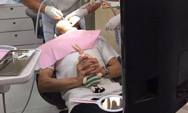 Nam thanh niên ôm gấu bông đi khám răng để... giảm đau?