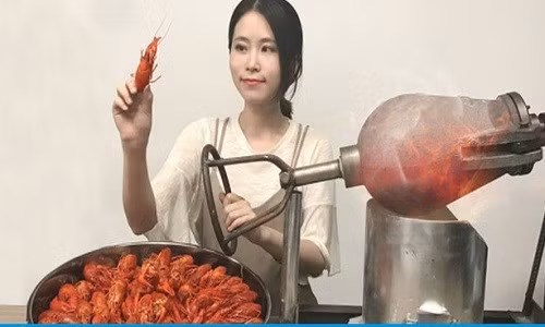 Món tôm được thực hiện từ máy nổ bỏng ven đường.