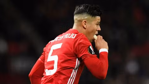 HLV Mourinho cho học trò ăn chuối ngay trên sân