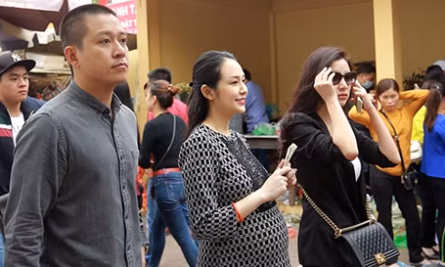 Tuấn Hưng đưa vợ bầu tám tháng đi lễ đầu năm
