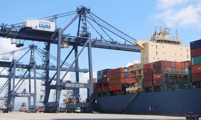 Tàu container cỡ lớn Huyndai Premium với sức chở 5.023 TEUs cập cảng Cái Lân.