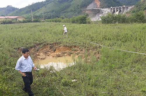 Hố sụt gần nhất nằm về hạ lưu chân đập thuỷ điện Hố Hô 800 m. 