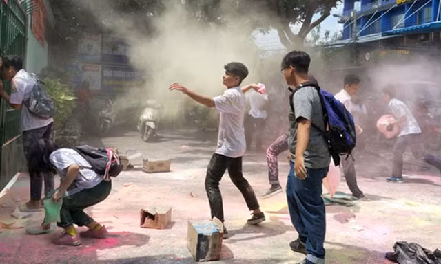 Học sinh Sài Gòn ném bột màu tới tấp vào cổng trường sau lễ trưởng thành